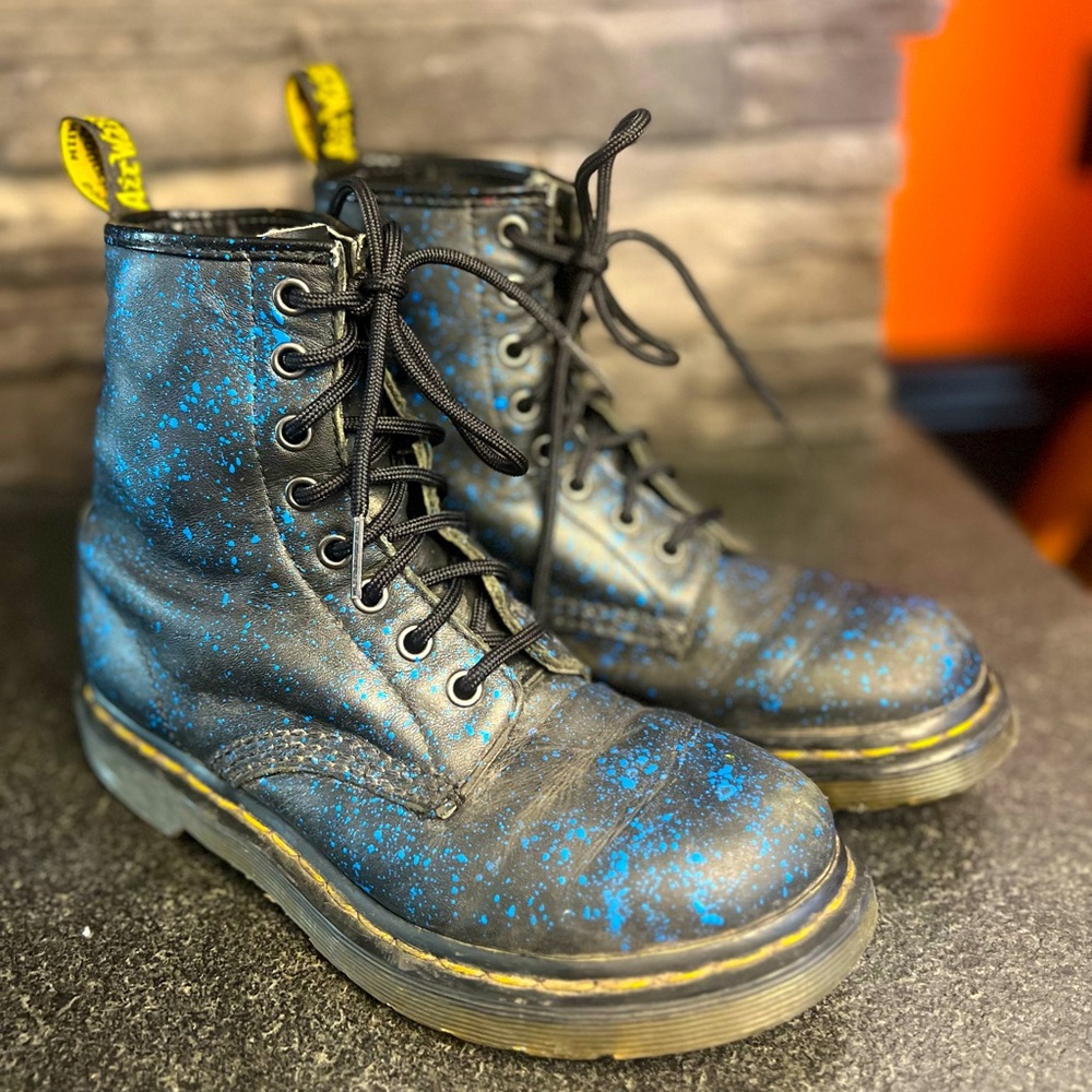 Dr. Marten’s Women’s 8 black/blue splatter combat boots